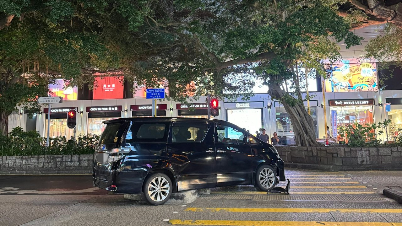 尖沙咀彌敦道七人車疑避車剷安全島 網謔:江若琳彎又開彩