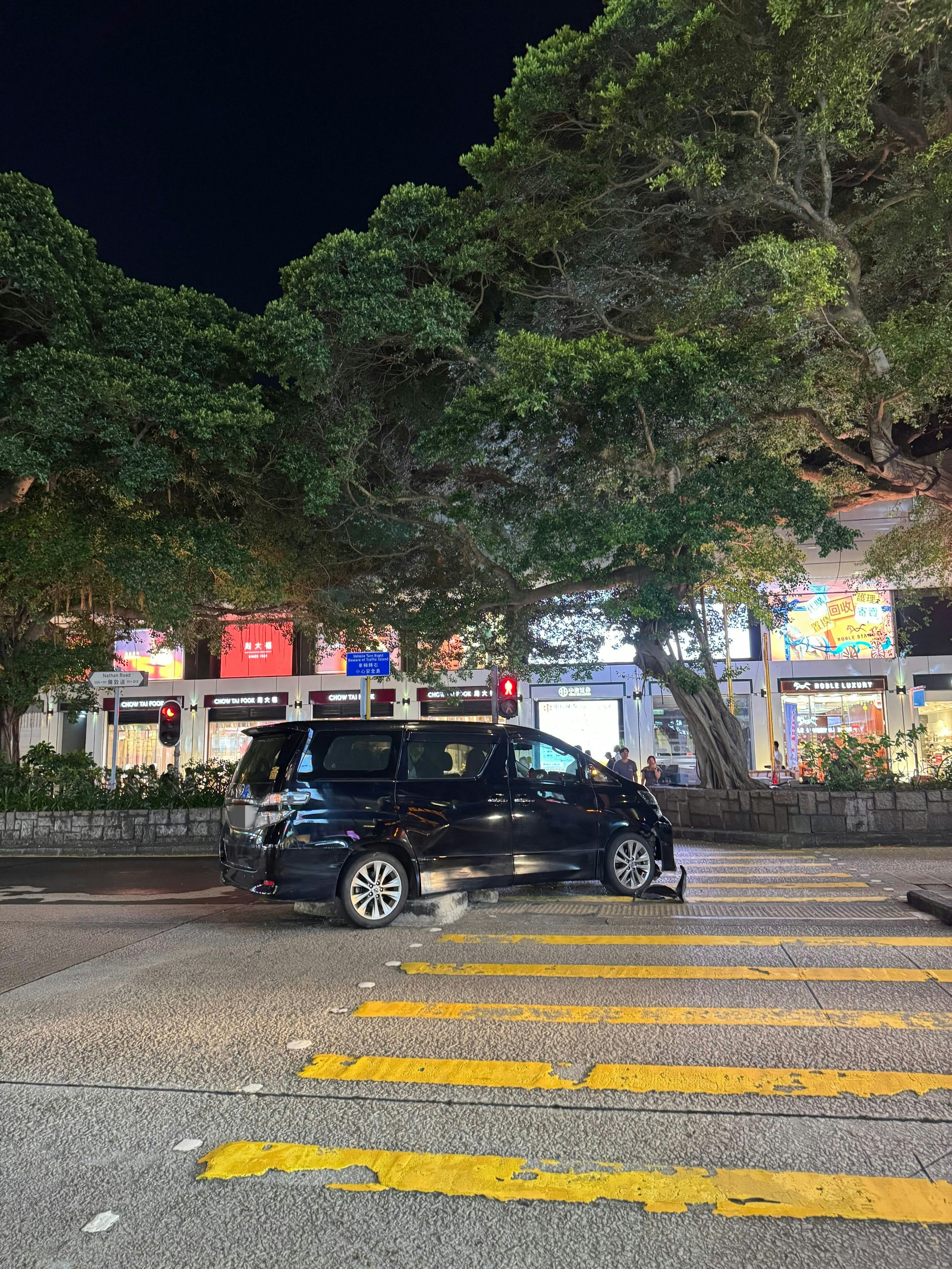 尖沙咀「江若琳彎」再生車禍 七人車撼上石壆幸無傷亡