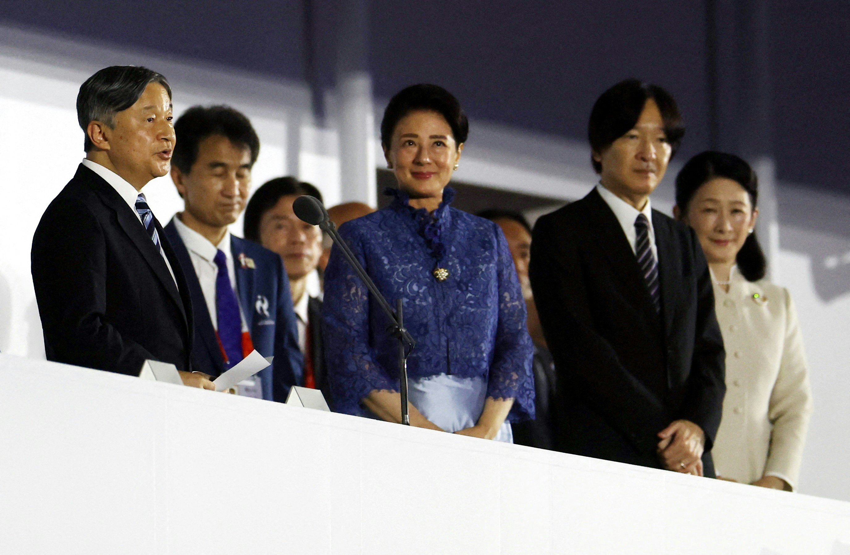 名古屋亚运开幕礼：日皇德仁夫妇出席，由德仁（左一）宣布亚运会开幕（Reuters）