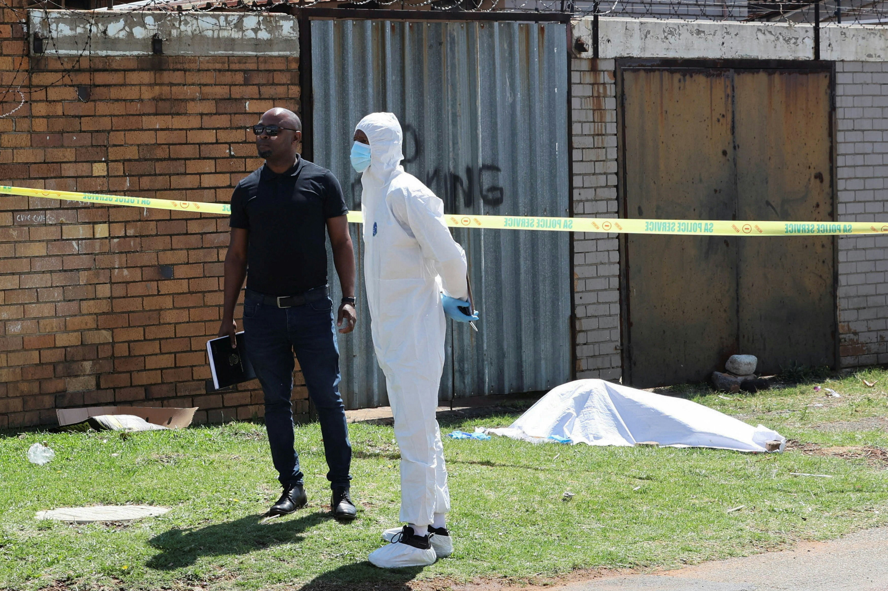 2026年9月15日，南非约翰内斯堡（Johannesburg）以东的埃库鲁莱尼（Ekurhuleni）发现女性尸体，法医正在现场工作。（Reuters）