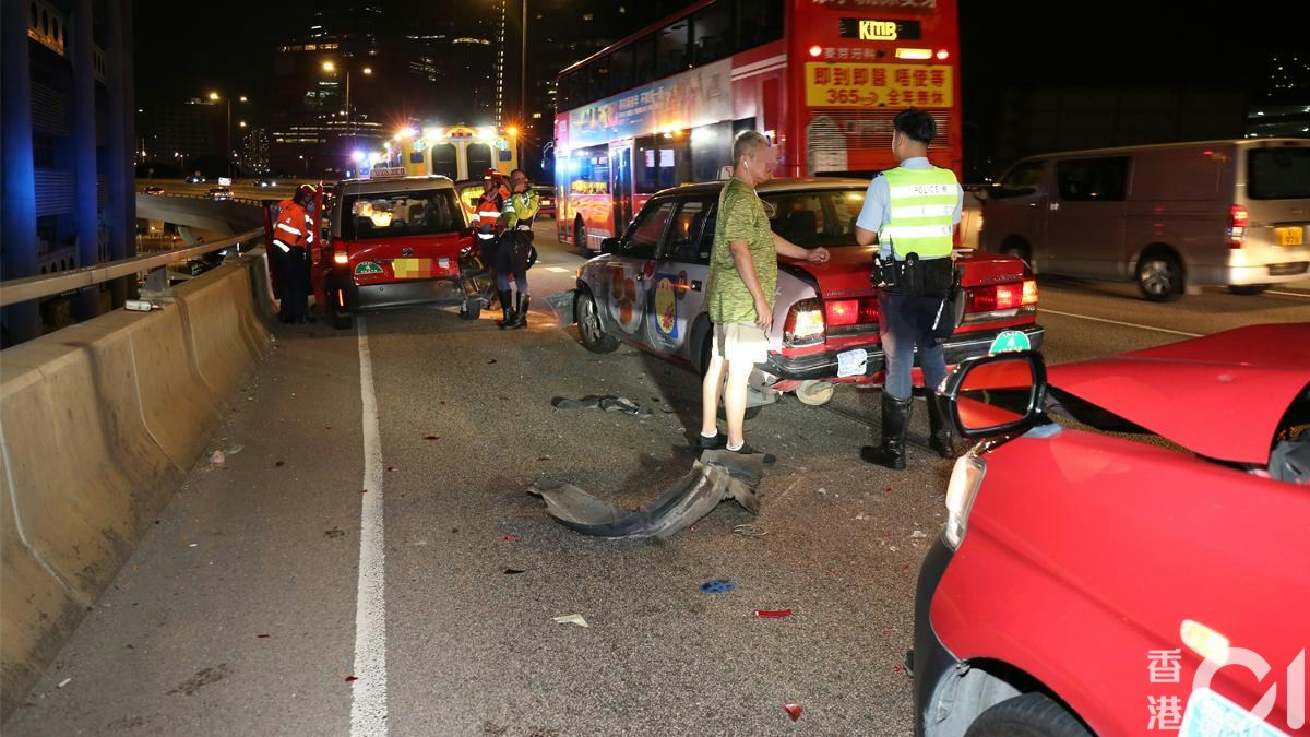觀塘繞道3的士串燒相撞　至少3人受傷