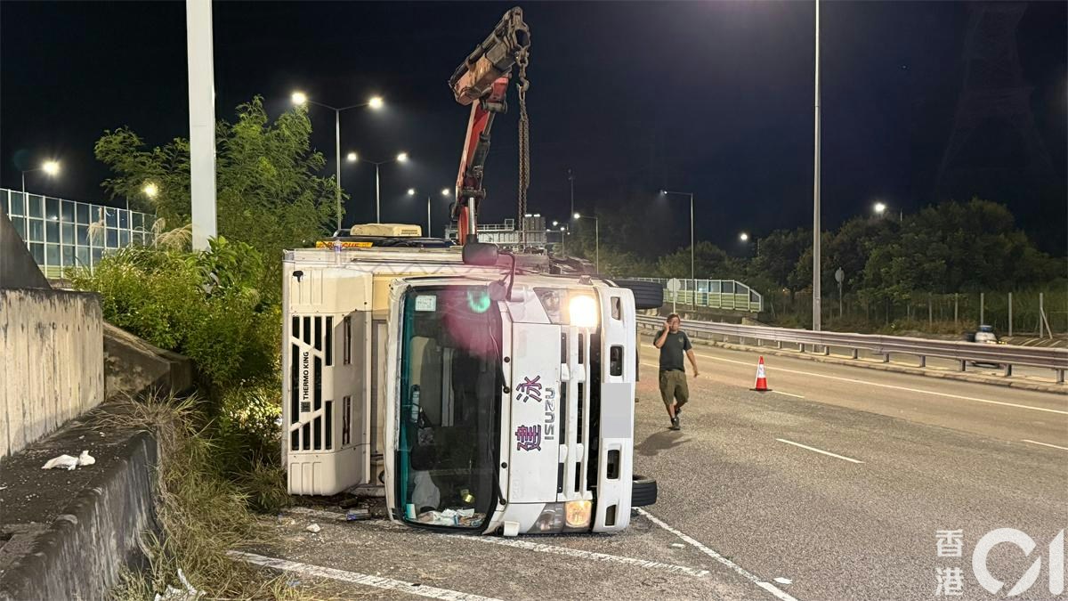 粉嶺公路運豬車疑避巴士翻側 司機一度被困 手傷清醒送院