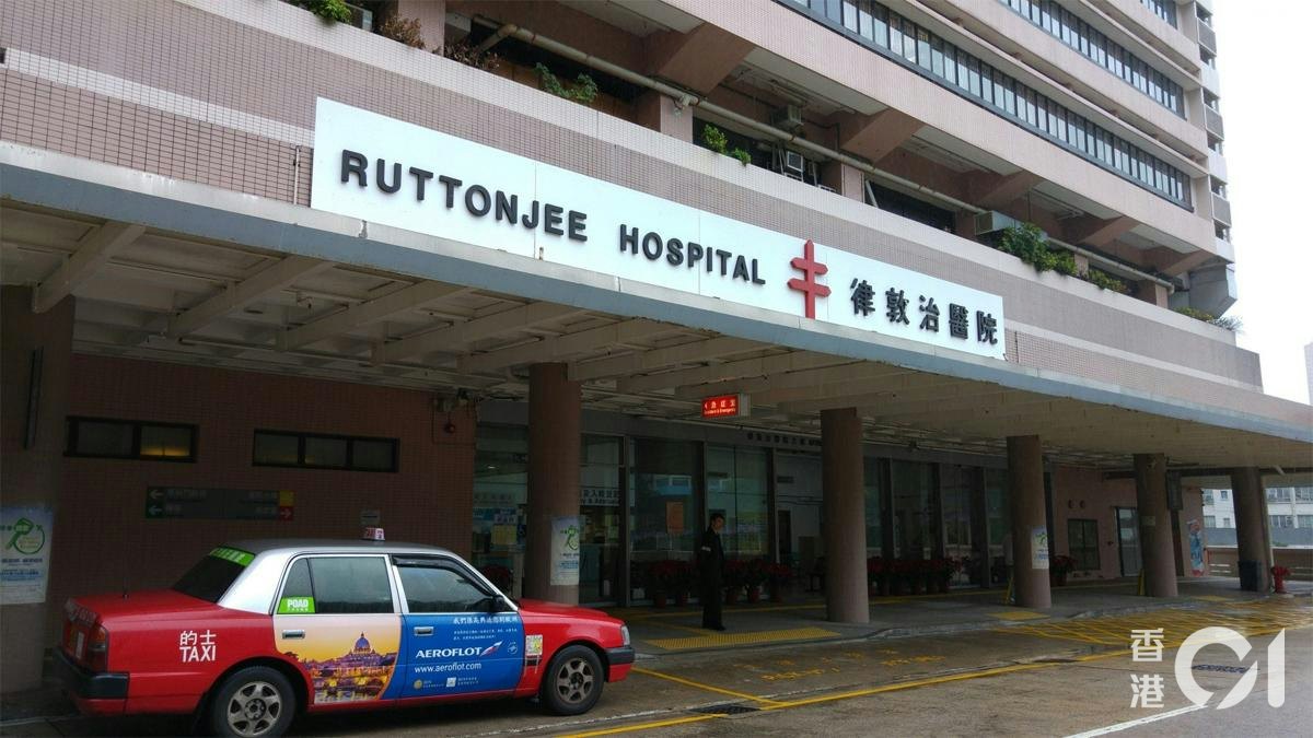 灣仔港灣道男子疑坐2米高欄杆墮地 昏迷送院搶救