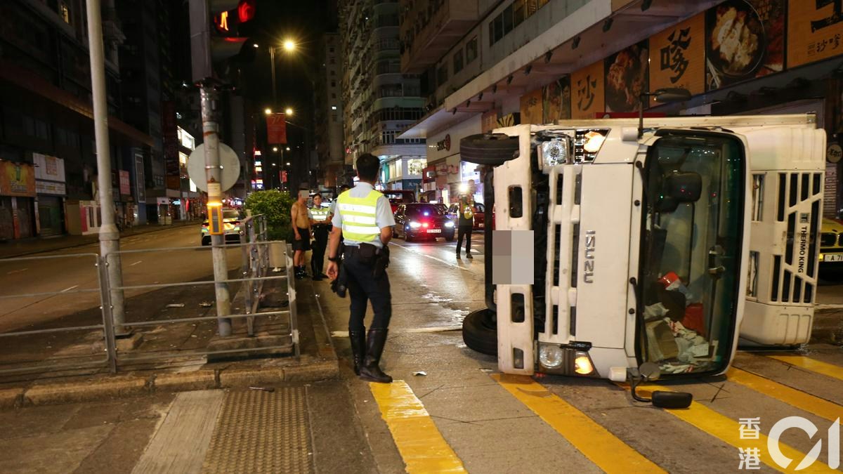 油麻地運豬車撞欄翻側　司機自行爬出　一日兩宗運豬車翻側車禍