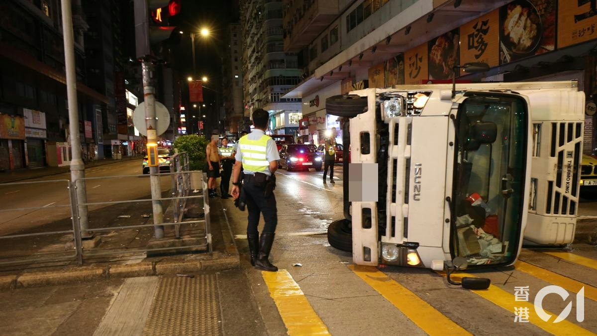 油麻地運豬車撞欄翻側 司機自行爬出 一日兩宗運豬車翻側車禍