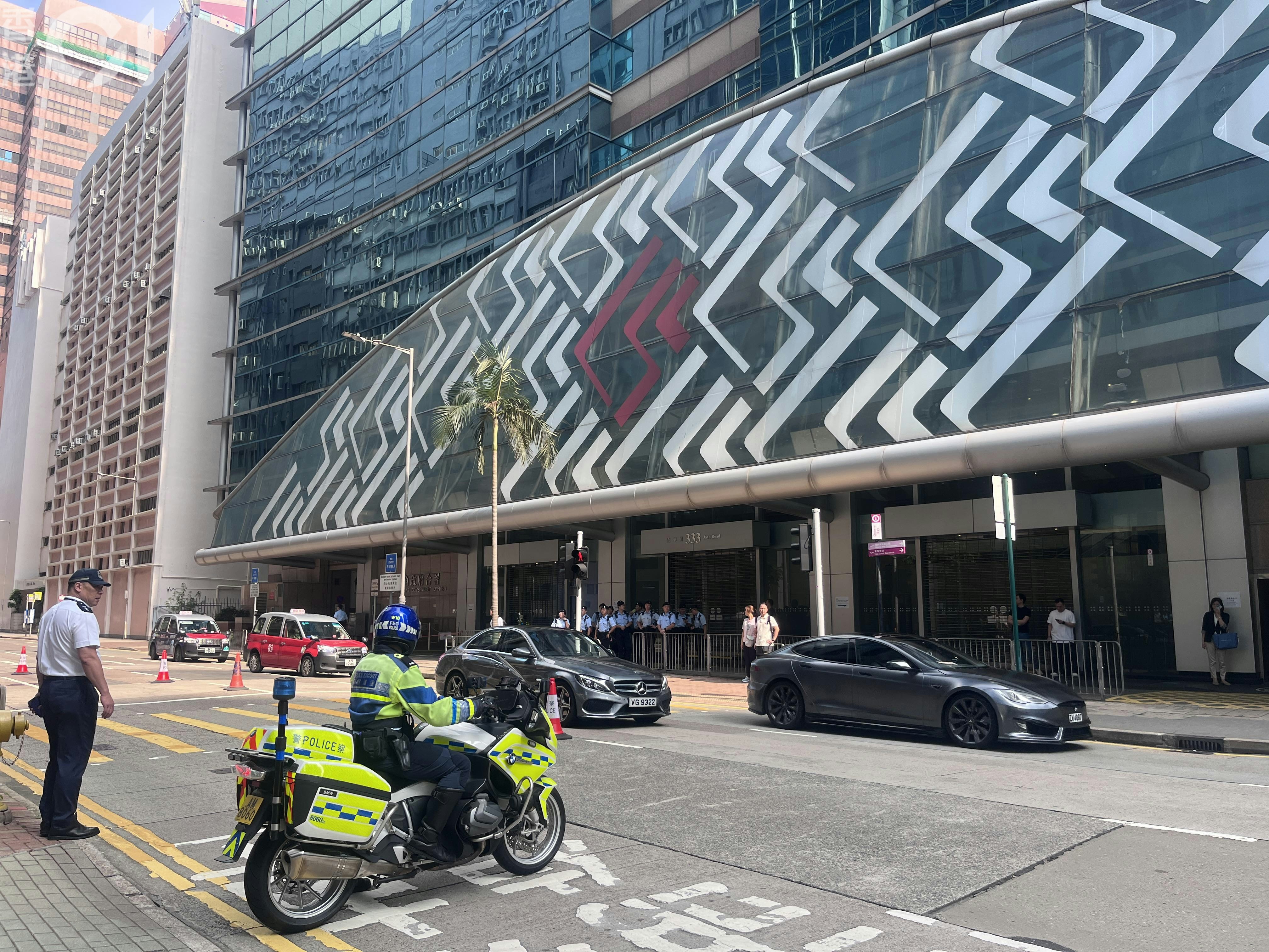 董建華出殯｜弔唁處今早續開放　市民到場悼念　讚親民、謹守崗位