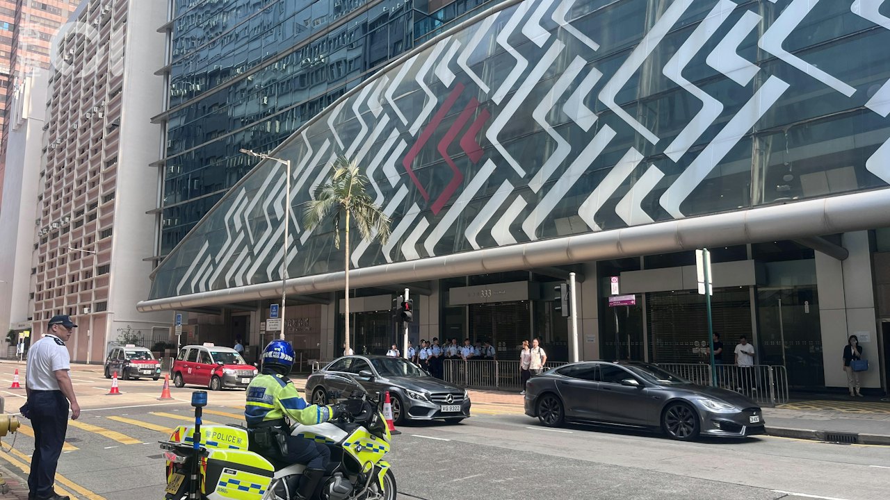 董建華出殯|弔唁處今早續開放 市民到場悼念 讚親民、謹守崗位