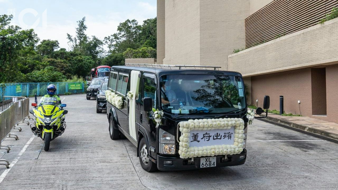 董建華出殯|李家超、梁振英等扶靈 蓋國旗靈柩移哥連臣角火葬場