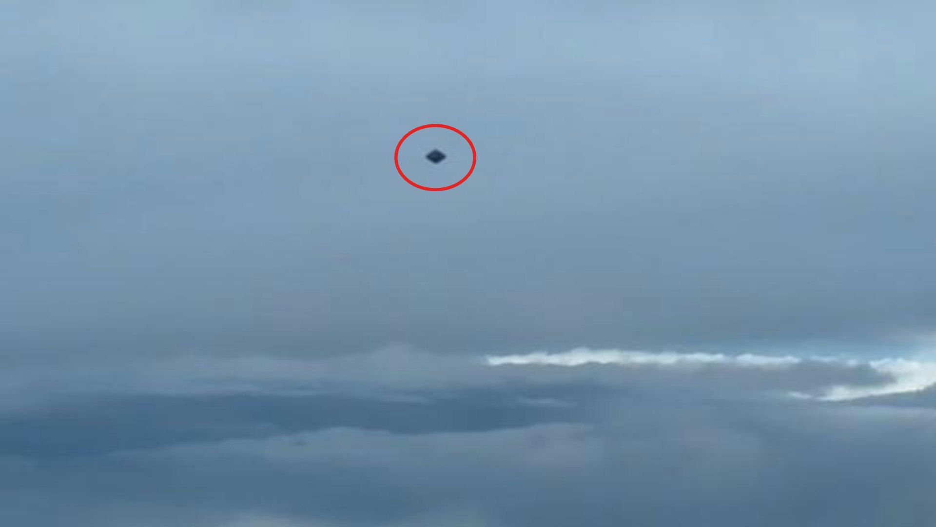 墨西哥驚現鑽石型UFO 高速航行卻無尾焰 軍機驚險擦身