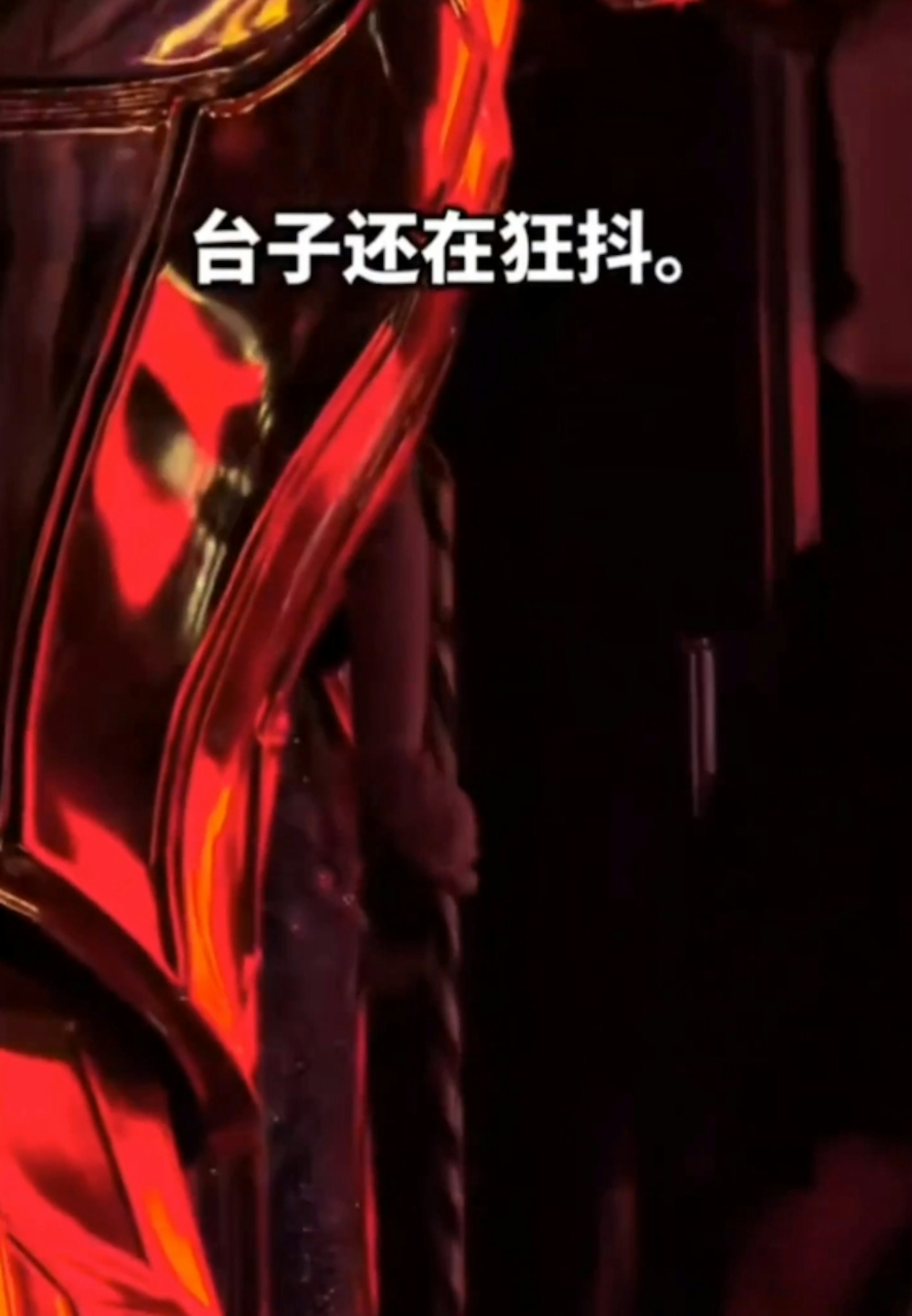 鄧紫棋重返深圳開唱,升降台故障驚險畫面。
