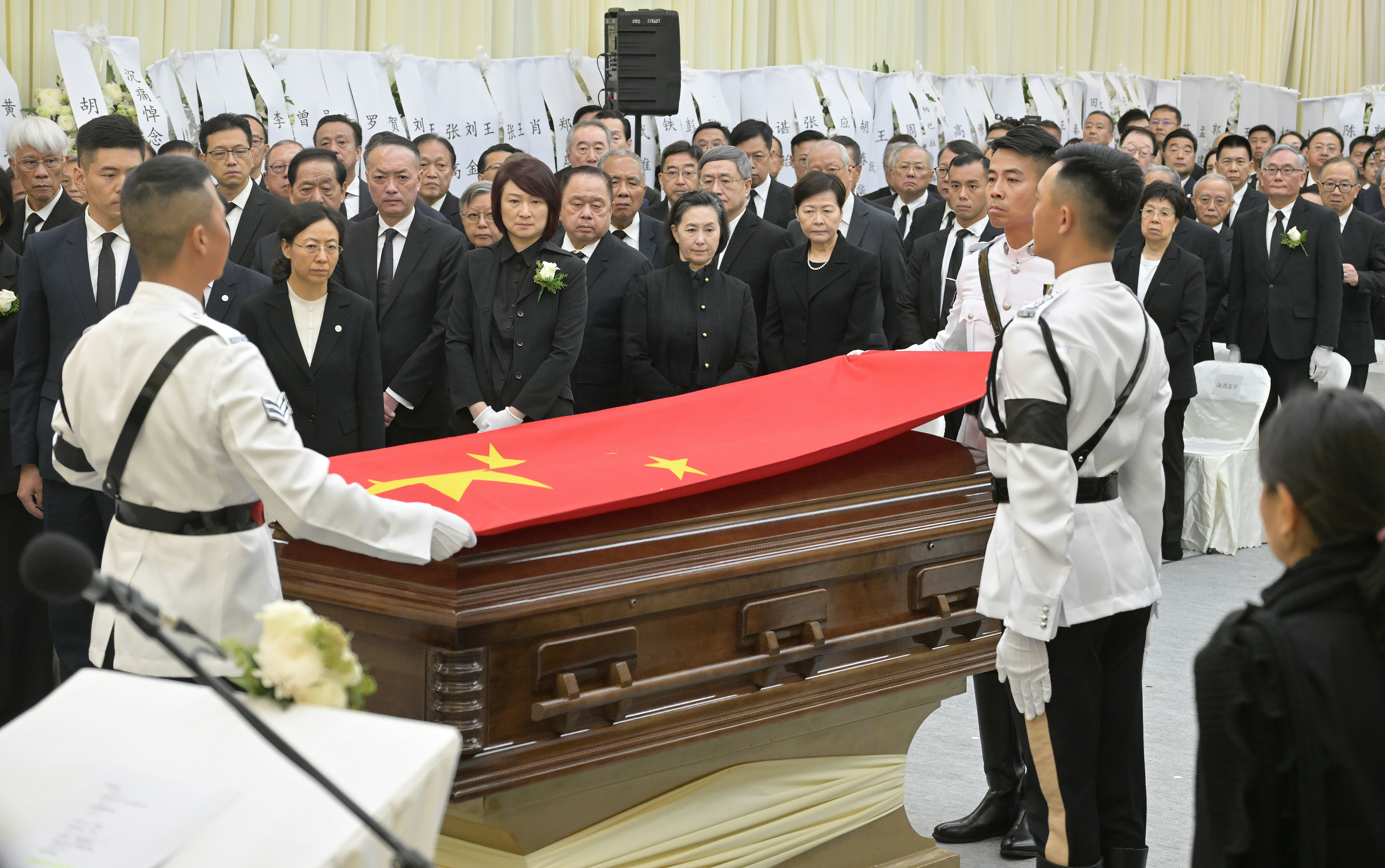 董建華出殯｜政府發放靈堂內靈柩蓋上國旗相片　全體向遺像三鞠躬