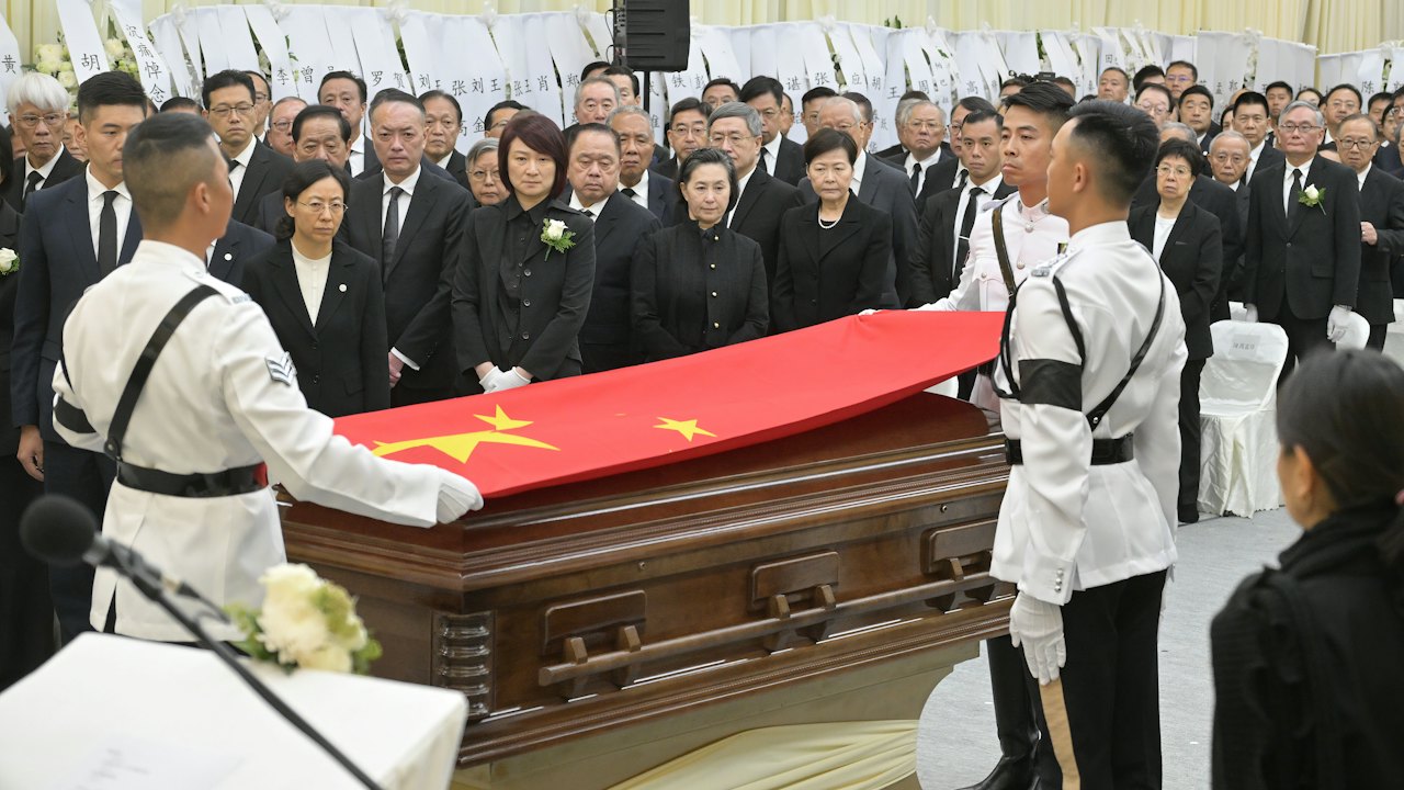 董建華出殯|政府發放靈堂內靈柩蓋上國旗相片 全體向遺像三鞠躬