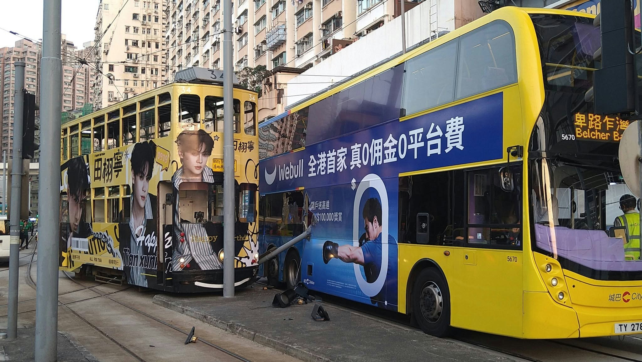 西環德輔道西電車疑出軌撞城巴　交通燈柱插入巴士車窗一乘客受傷