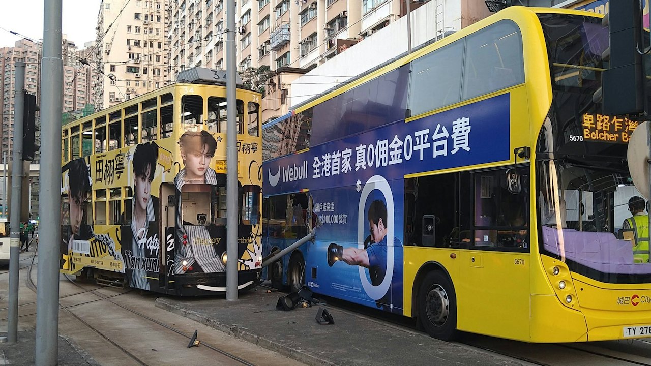 西環德輔道西電車疑出軌撞城巴 交通燈柱插入巴士車窗一乘客受傷