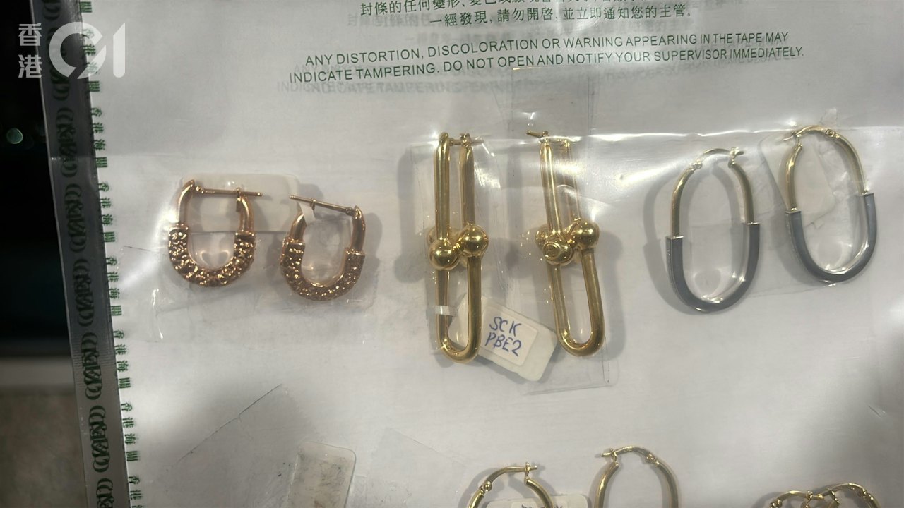 香港珠寶首飾展現高仿冒牌首飾 海關拘2男女檢$16萬假貨