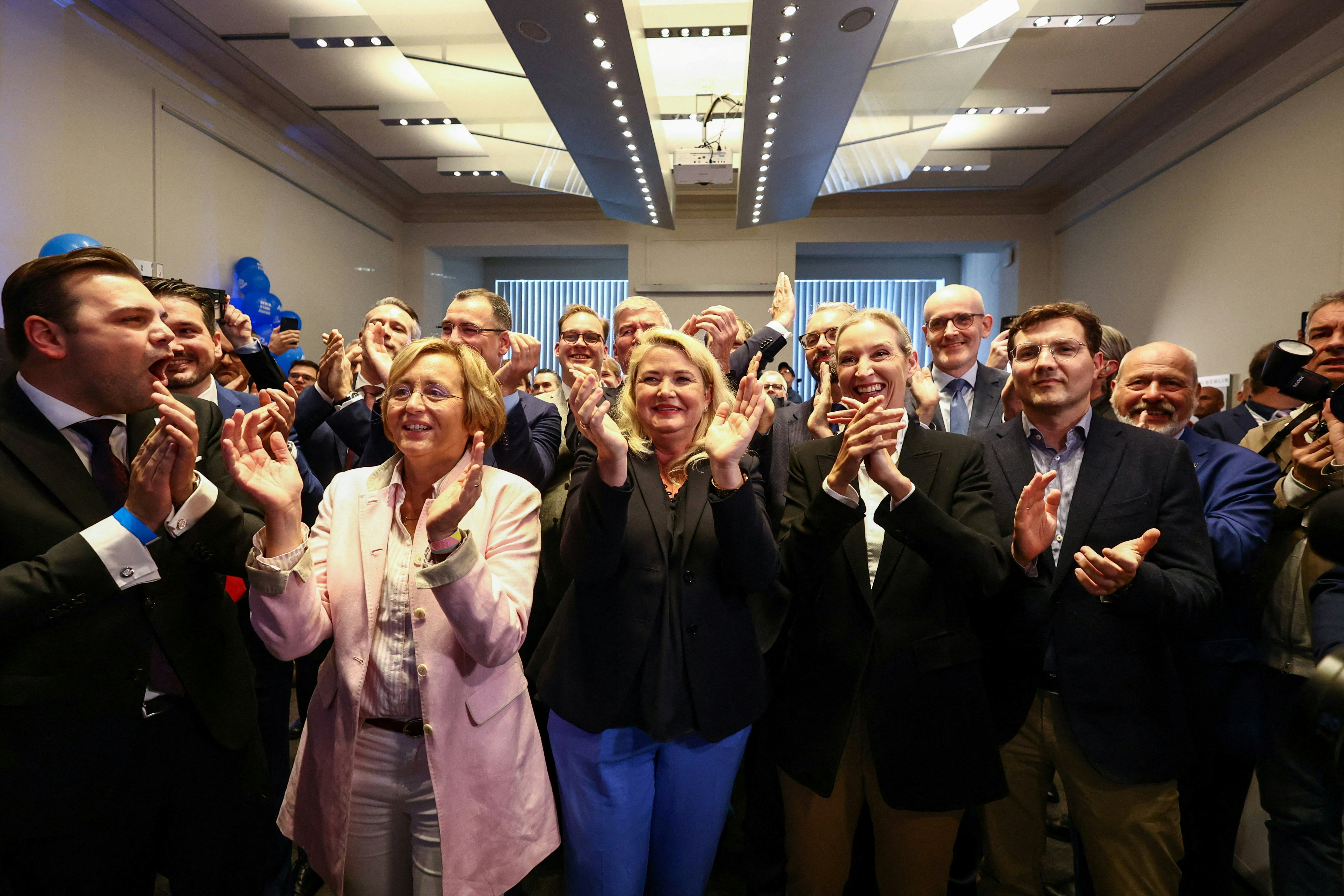 2026年9月20日，德国柏林州选举投票结束后，德国另类选择党（AfD）联合党魁魏德尔（Alice Weidel）等人听取初步票站民调结果。（Reuters）