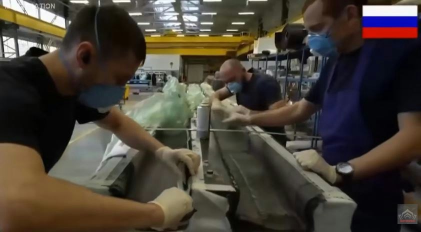 扩建项目计划到2029年每年新增500吨军用级航空航天碳纤维的产量,用以支持俄罗斯工厂每年额外生产28000架「天竺葵」无人机机身。(YouTube@DEEP WEAPONS影片截图)