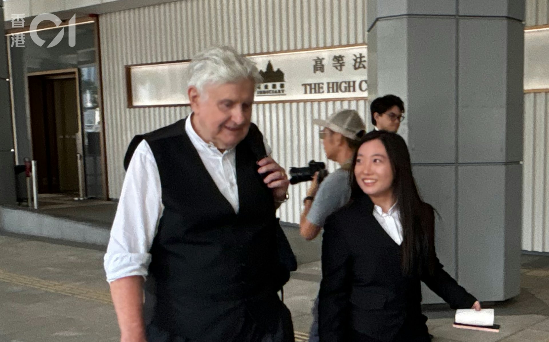 辯方大律師安華暉(左)。