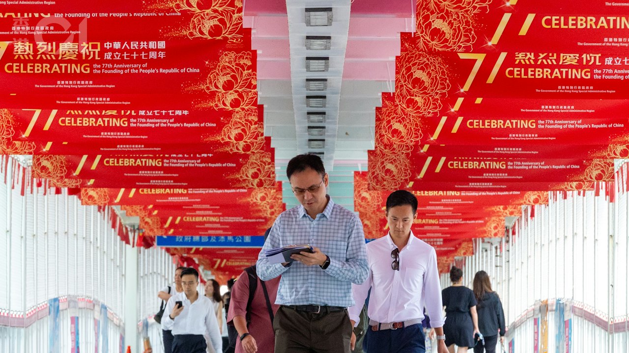 國慶十一黃金周|周二逾10萬內地旅客訪港 出入境數字持續更新