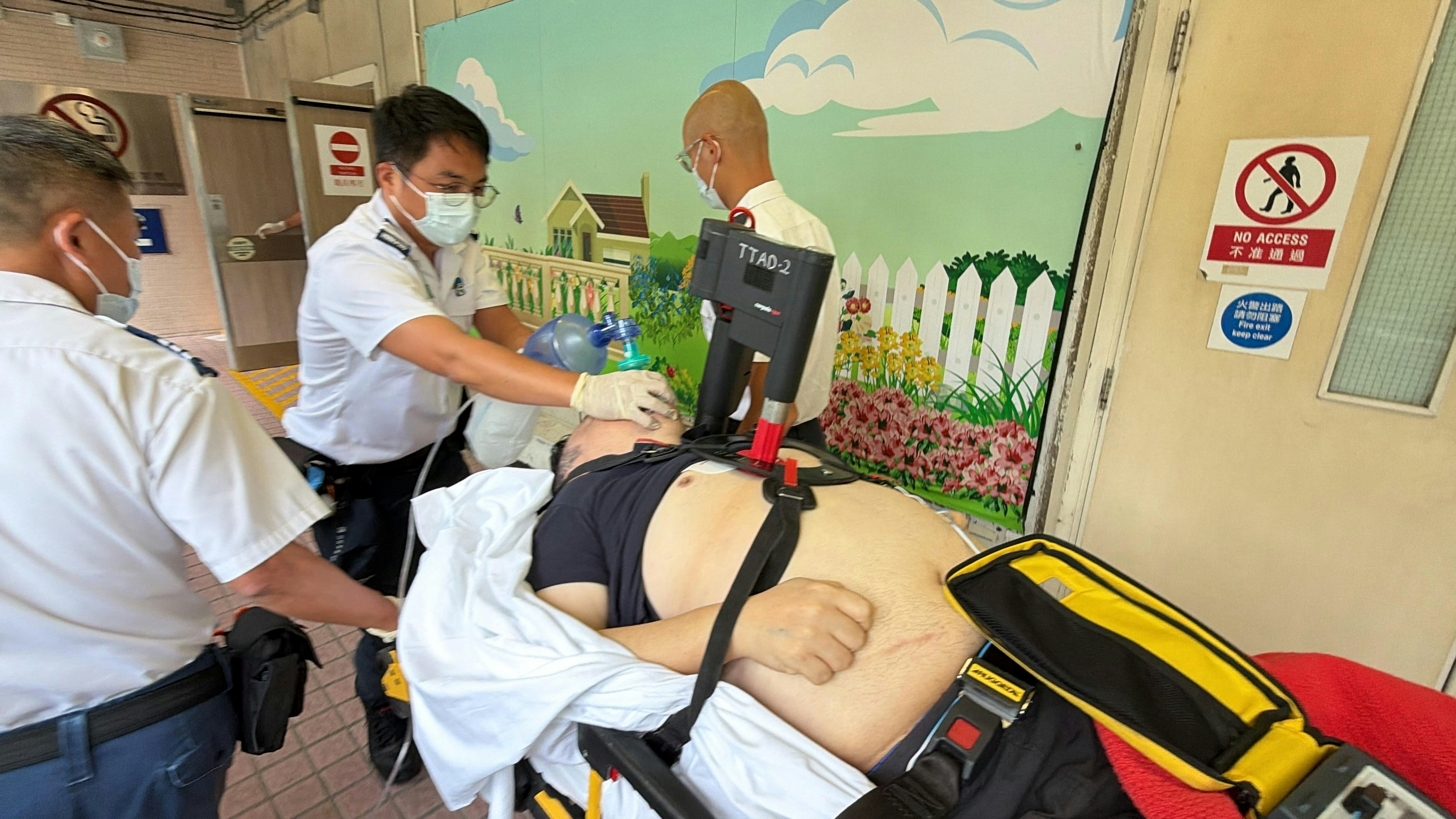 港鐵九龍站男子昏迷　救護員用自動心外壓機搶救送院