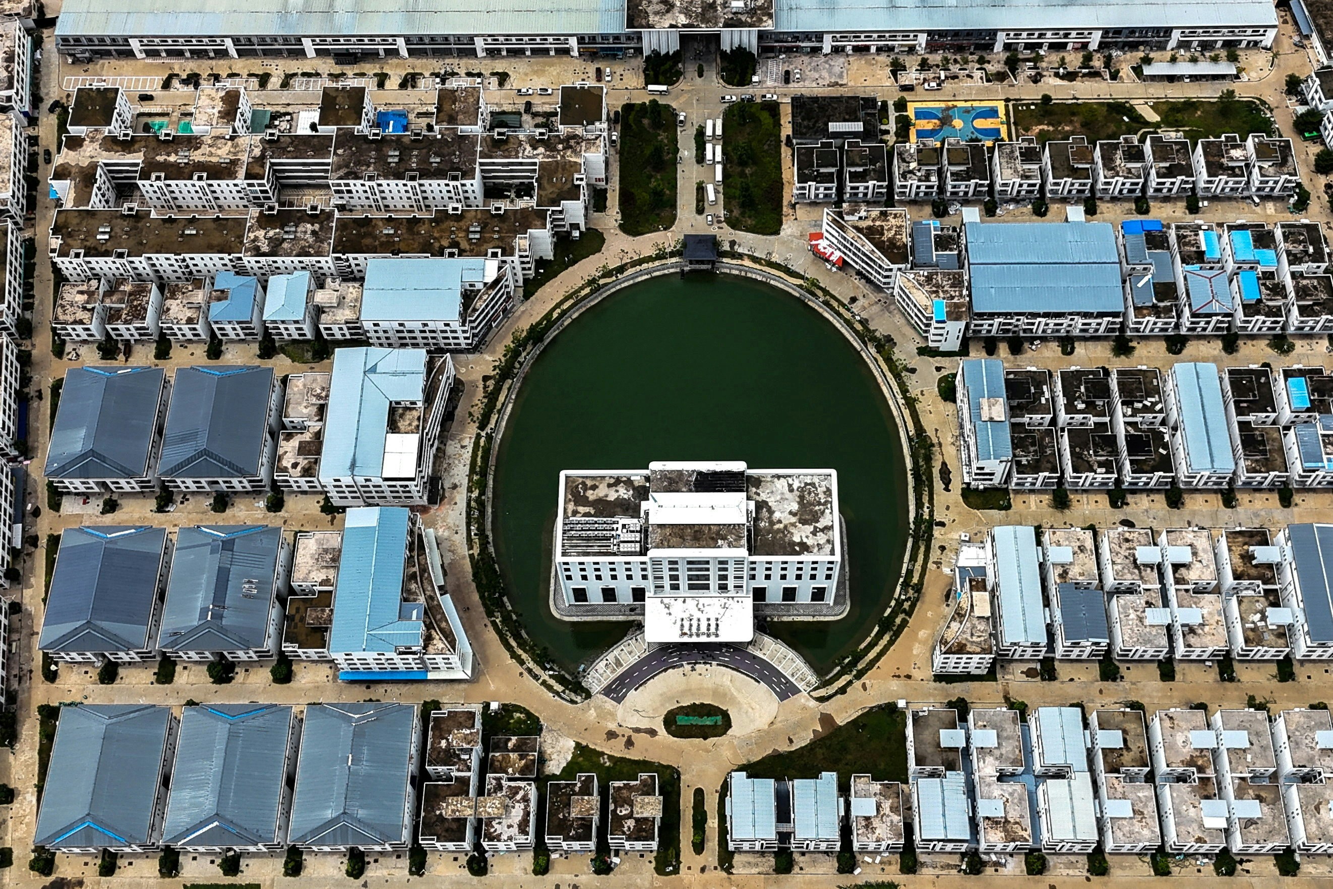 2026年9月21日，无人机拍下柬埔寨的电讯诈骗「8号园区」，该地据报与太子集团有关联。（Reuters）