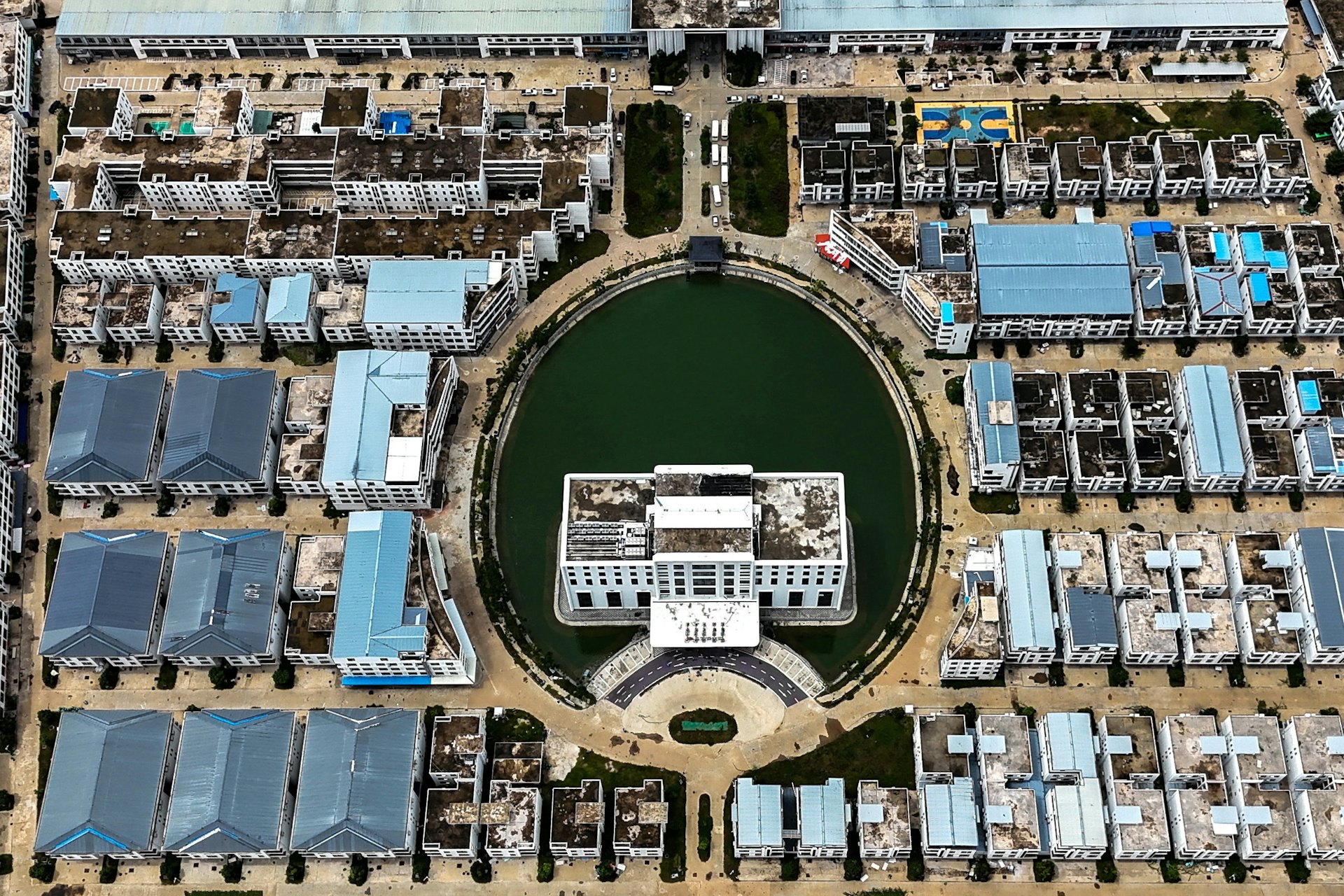 2026年9月21日,无人机拍下柬埔寨的电讯诈骗「8号园区」,该地据报与太子集团有关联。园区中央的环湖建筑就是赌场。(路透社)