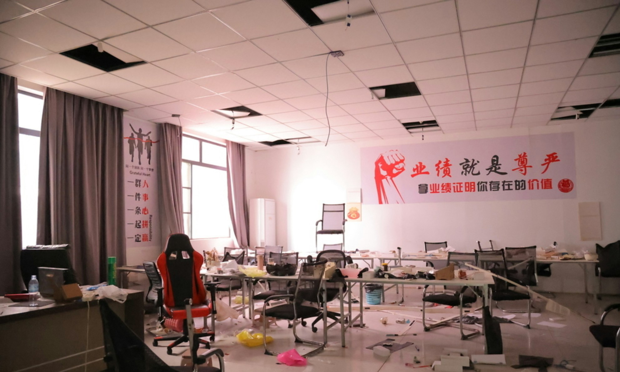 2026年9月21日，柬埔寨的电讯诈骗「8号园区」，该地据报与太子集团有关联，墙上有用中文写下的口号，鼓励员工努力工作。（网络图片）
