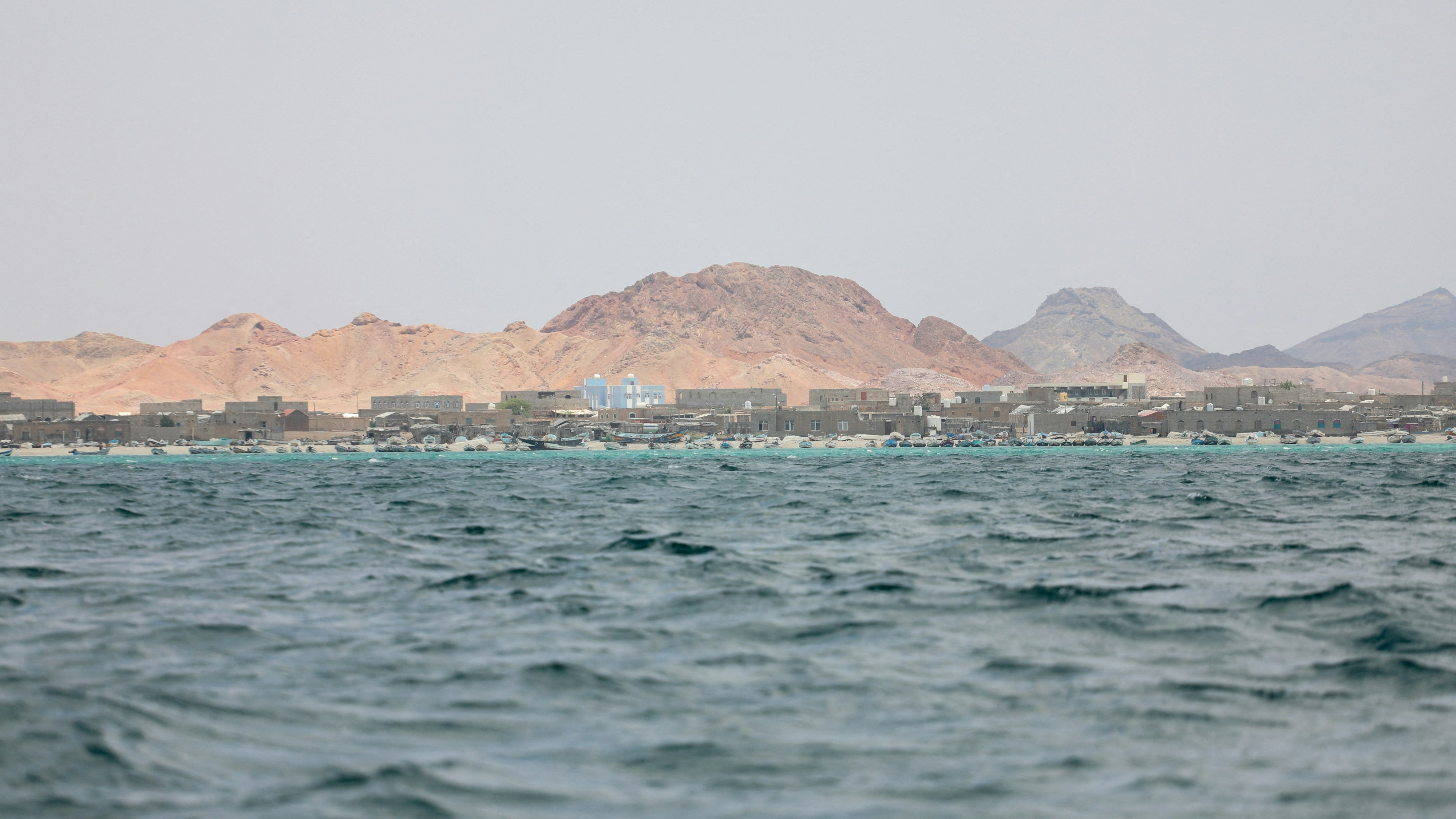 2026年4月2日,也门曼德海峡(Bab el-Mandeb)沿岸村庄的景色。(Reuters)
