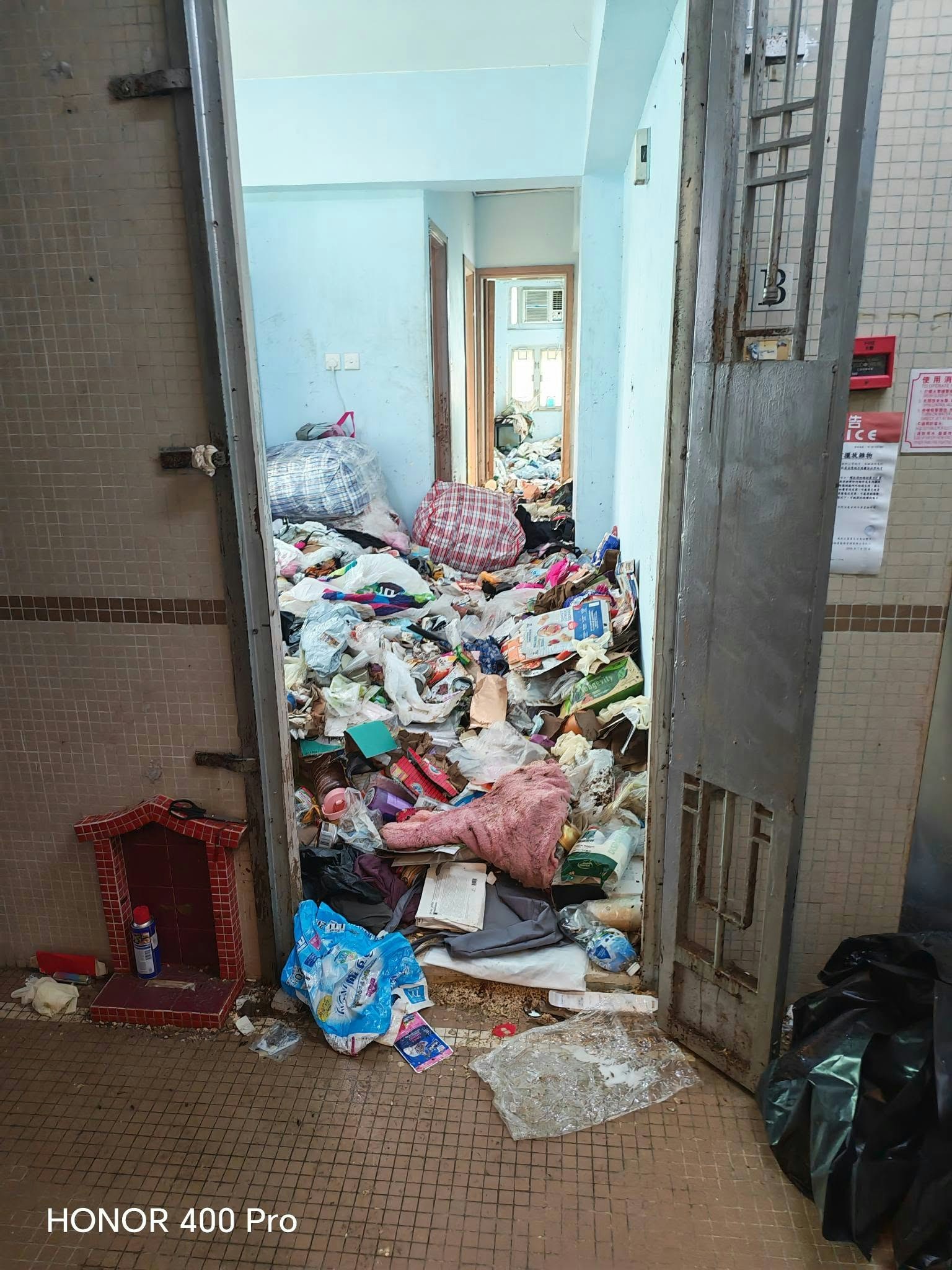 屯門雜物屋中年婦猝逝 14隻家貓疑斷水糧數日 熱心機構接走暫託