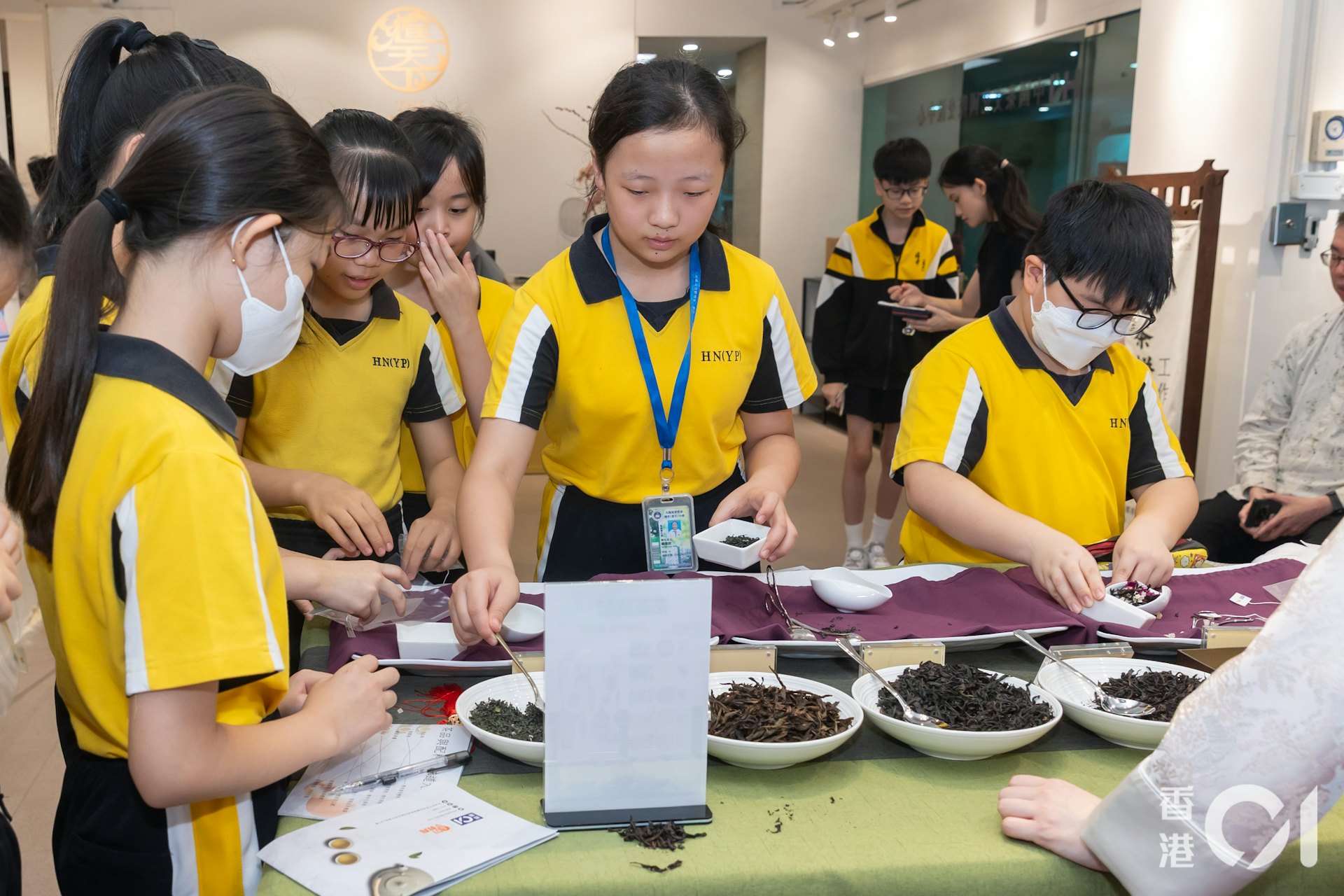 学生参与花茶拼配工作坊,细心观察不同茶叶及花果原料的特色,亲手设计具个人风格的花茶配方。
