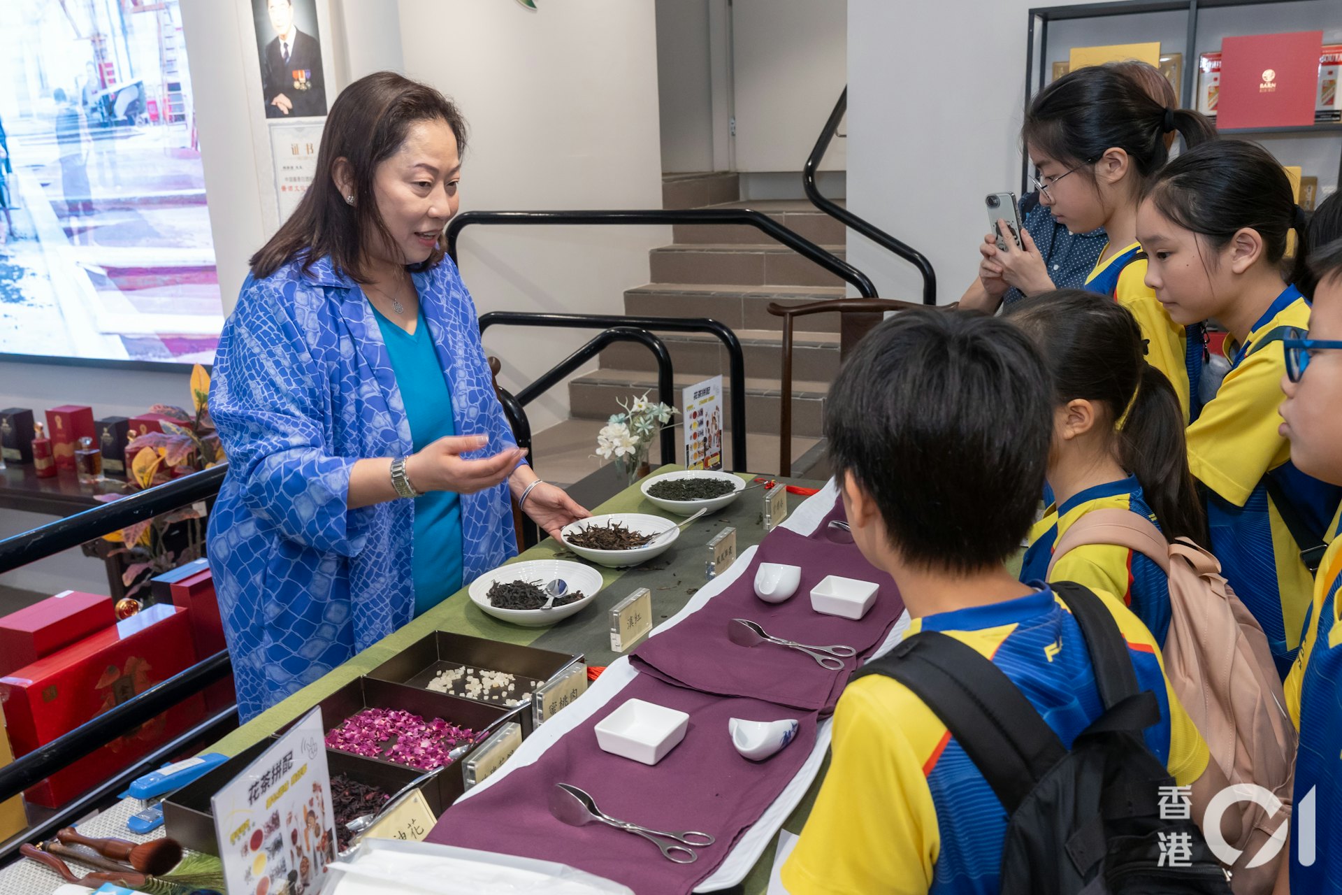 学生一边闻香、一边调整花茶材料比例,从反复尝试中探索不同茶叶与花材的味道配搭。