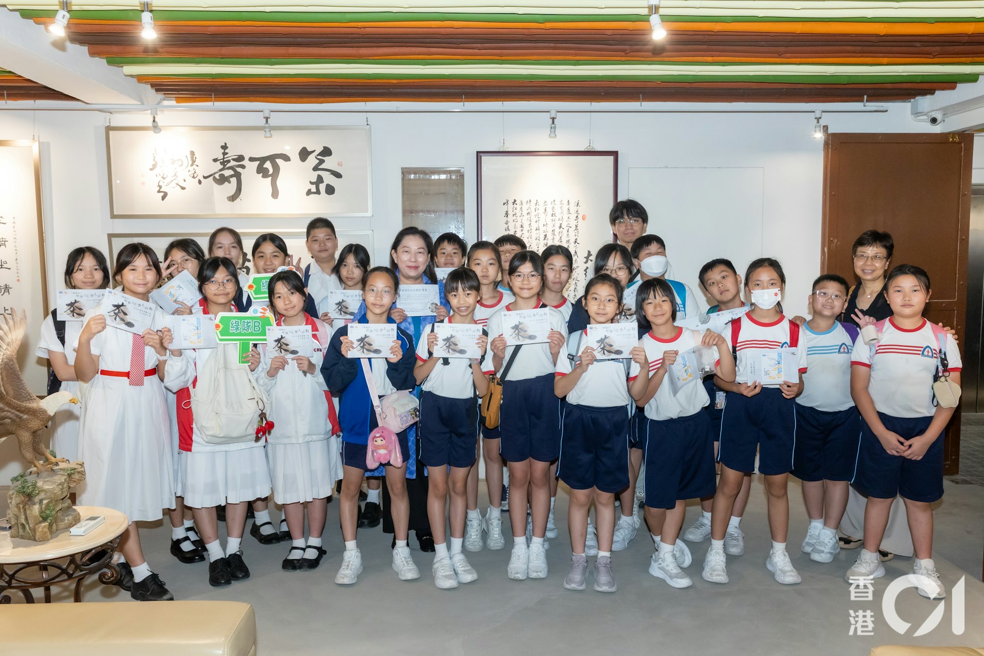 保良局朱敬文一众中小学生于在活动完结时合照留念。