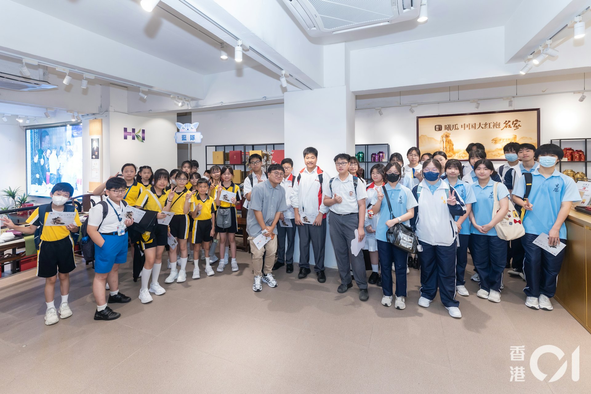 保良局朱敬文一众中小学生于在活动完结时合照留念。