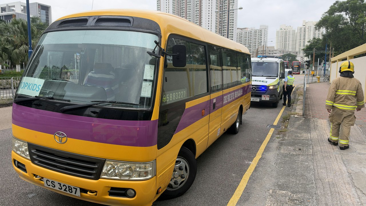 天水圍一小學保母車與的士相撞 8學童不適送院檢查