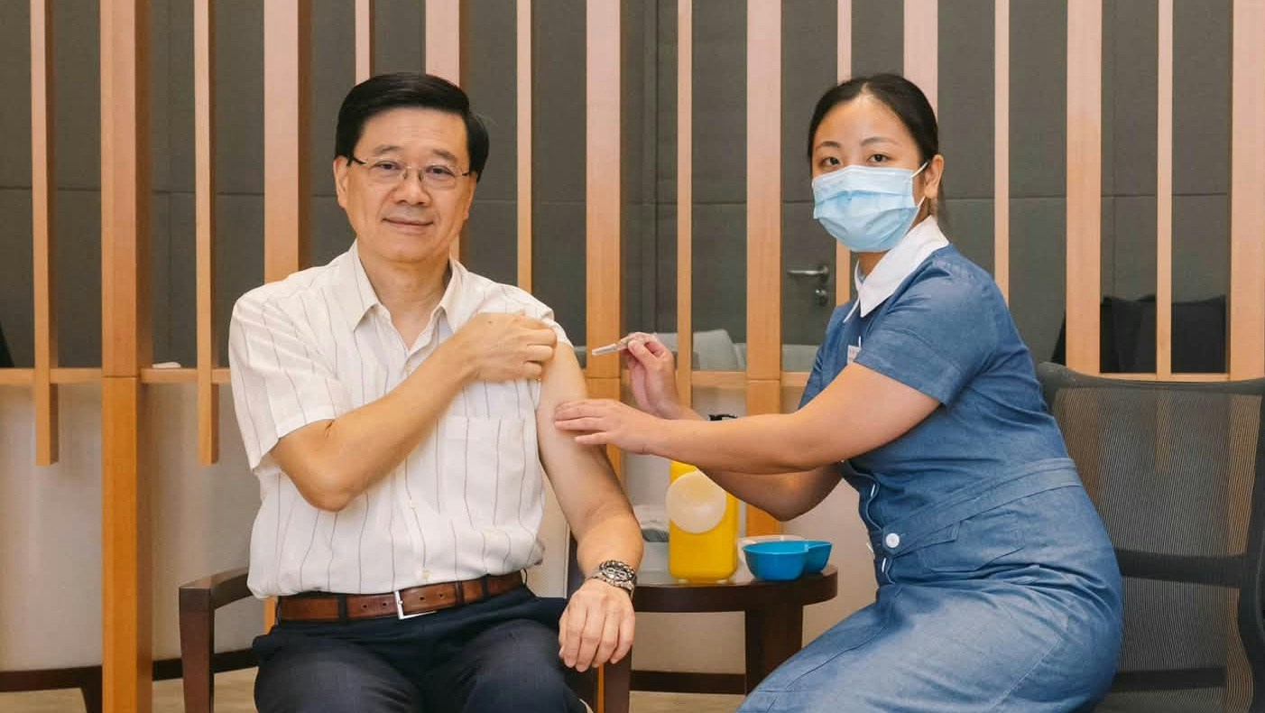 李家超率領22名官員宣傳接種季節性流感疫苗。(李家超FB)