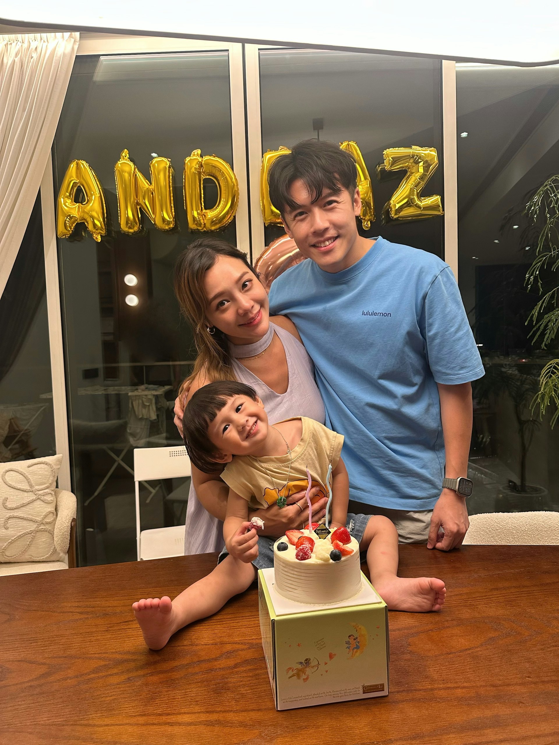 同年9月誕下兒子「小龍果」,一家三口幸福美滿。(IG@xoxoapo)
