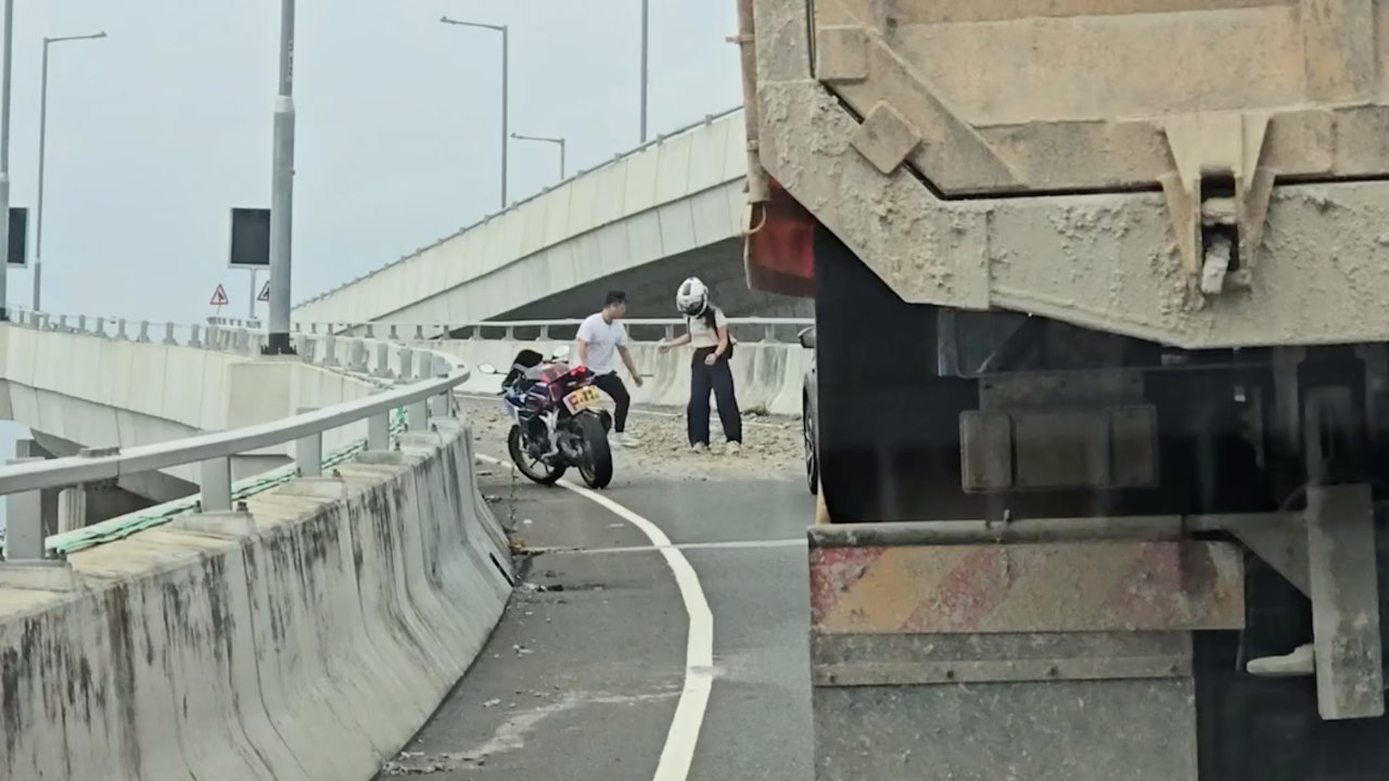 有片|觀塘繞道沙石堵路 司機自發清理 網民讚:香港好多好人
