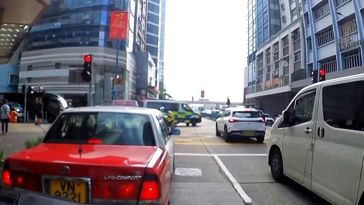 車Cam|觀塘私家車衝紅燈 遇車轉彎急煞停黃格仔 警車駛經斷正