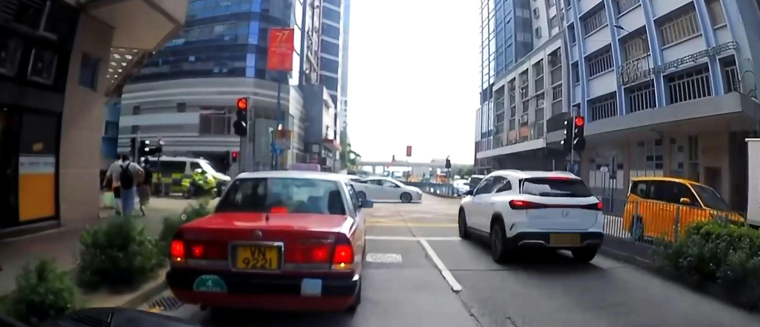 觀塘私家車衝紅燈被困黃格 警車駛經當場斷正