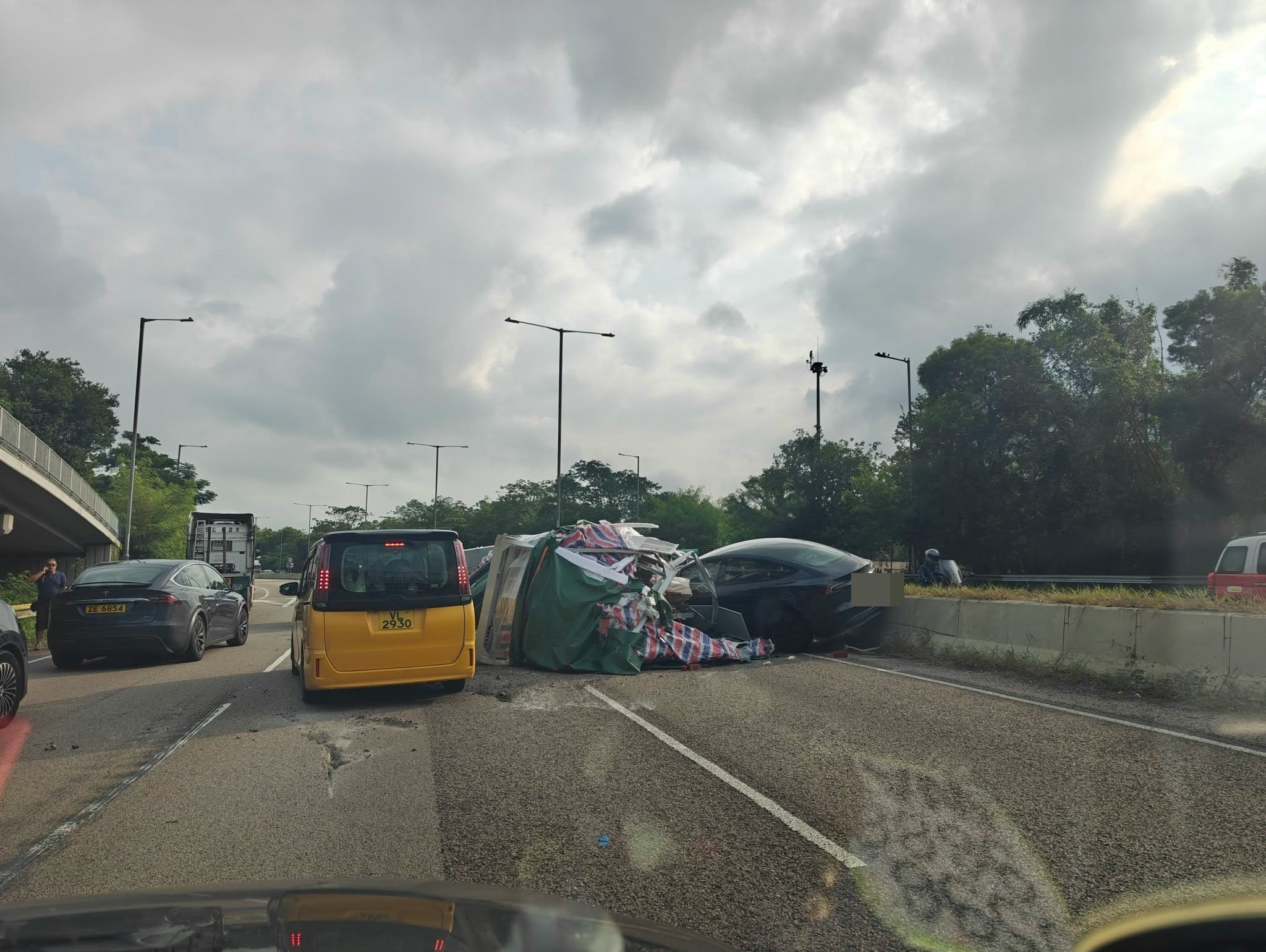 返工注意｜吐露港公路兩車相撞　拖頭貨物傾瀉壓私家車　司機受傷