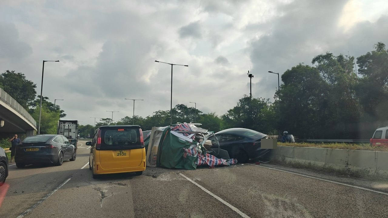 返工注意|吐露港公路兩車相撞 拖頭貨物傾瀉壓私家車 司機受傷