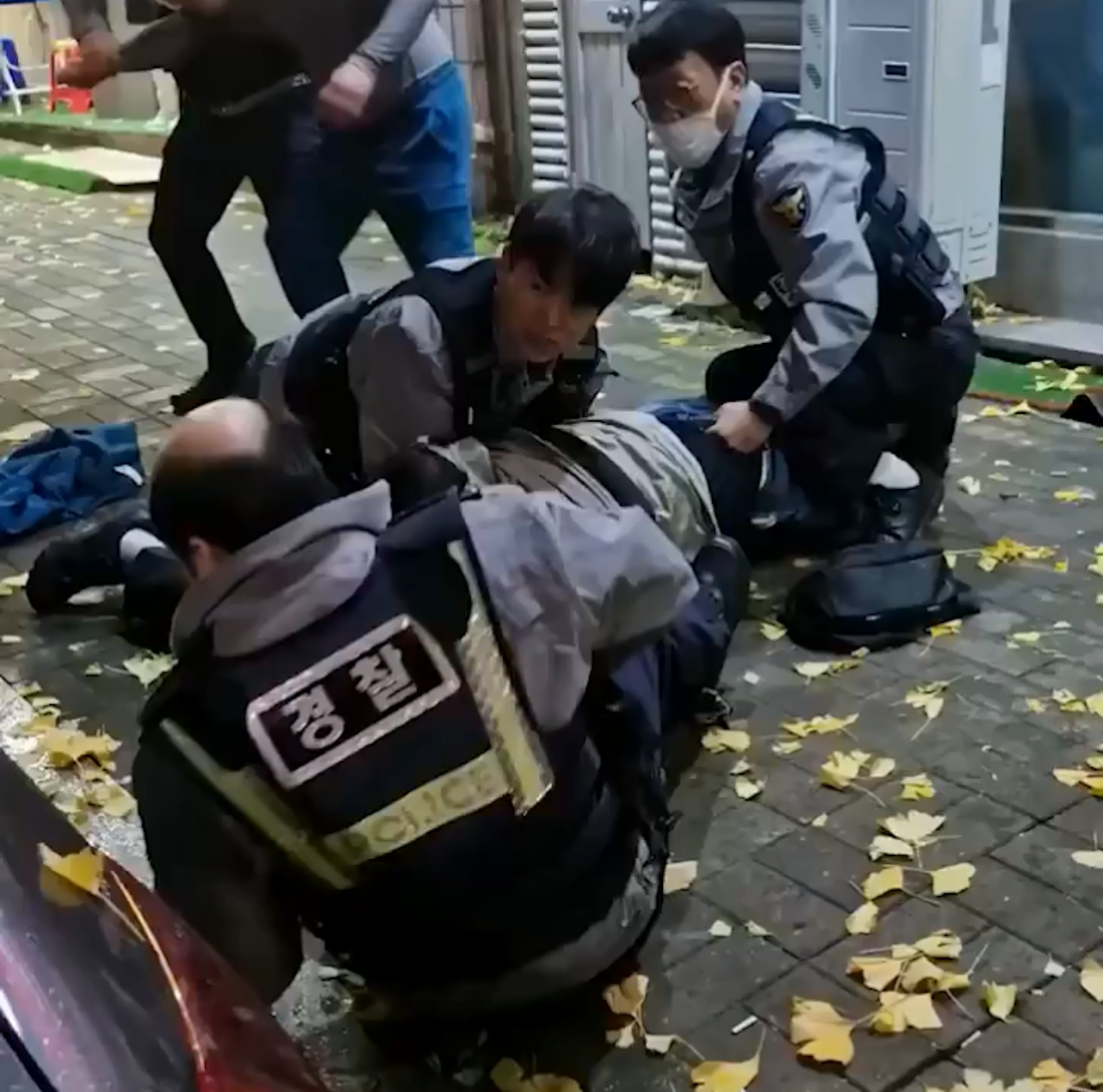 警察压制醉汉突发“头顶意外” 路人无声举动让紧张场面秒变喜剧