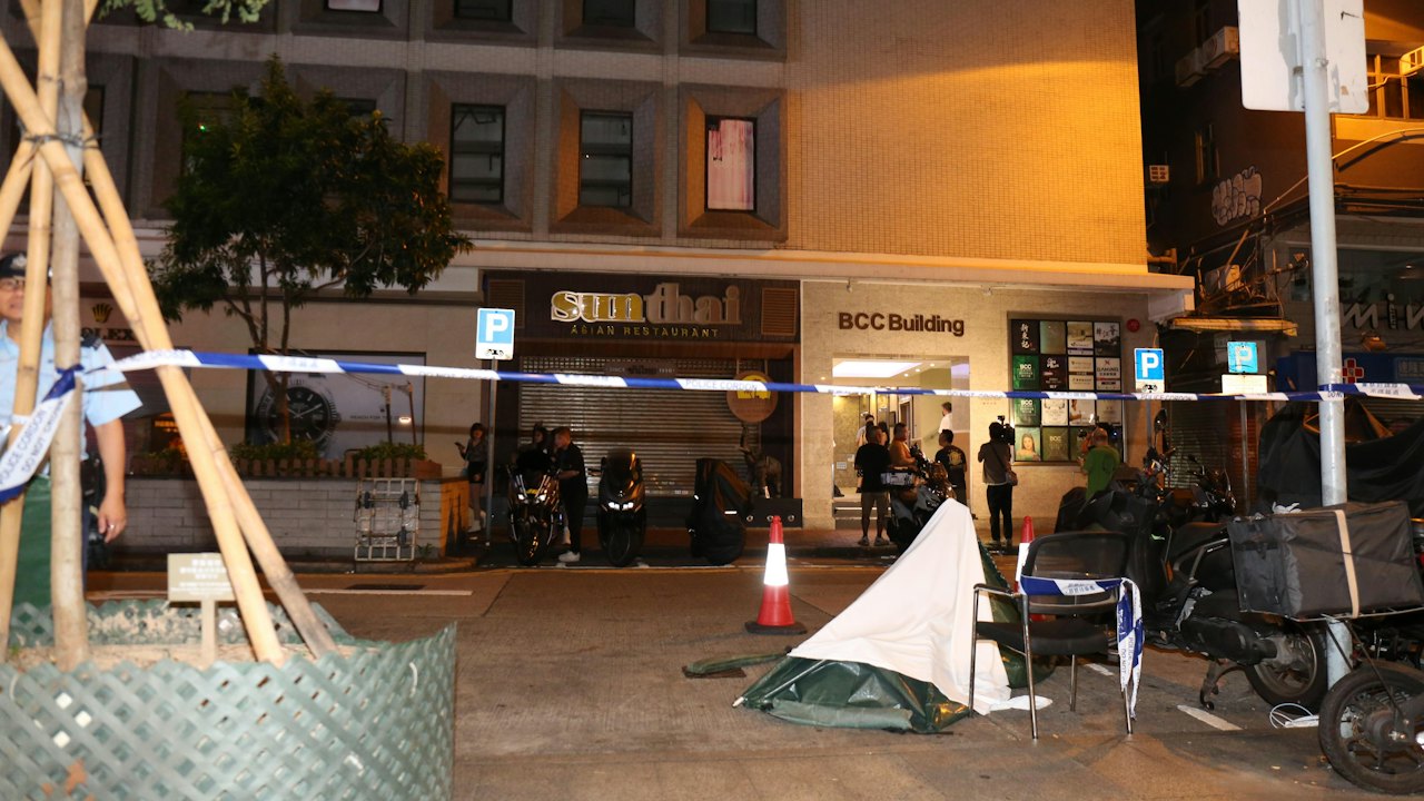 尖沙咀酒吧命案︱男職員涉阻止合法埋葬屍體等4罪被捕 警追緝1女