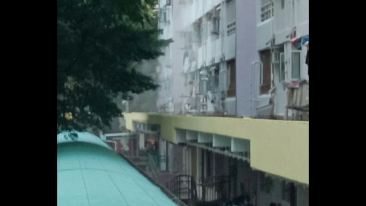 葵芳邨葵仁樓低層單位冒煙 消防煙帽隊到場搜救