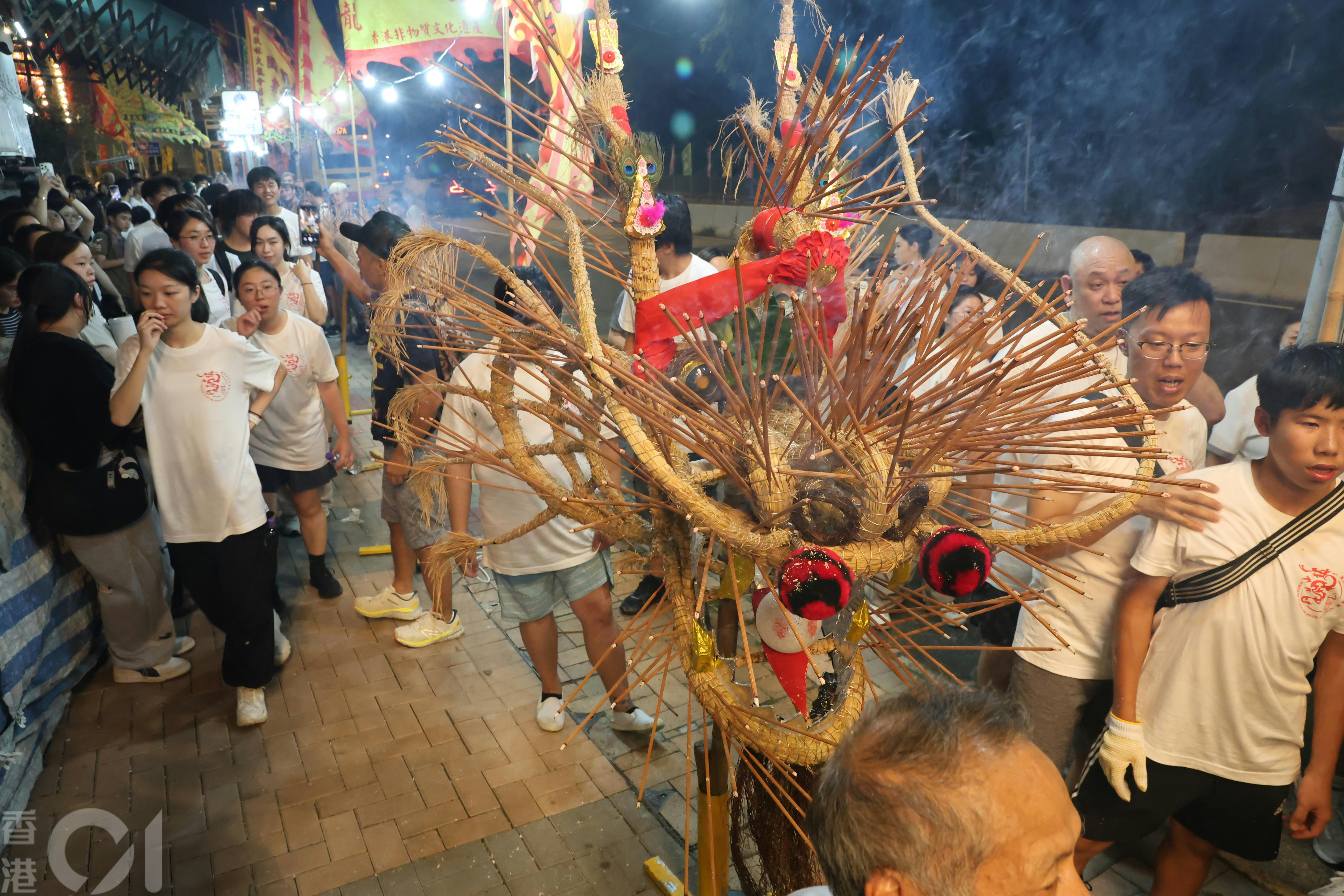 迎月夜薄扶林村設「薪火相傳」遊村活動 青少年初體驗舞火龍文化