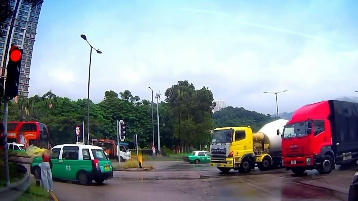 車Cam|大埔女子走出路口 綠的駛至除雨褸上車 後車受阻狂呠