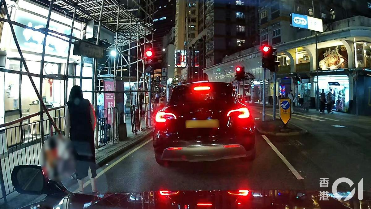 灣仔Tesla一大一小下車 長髮女突推跌男童跪欄 男童爆喊|有片