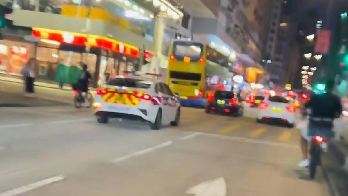 油麻地彌敦道2男駕電動單車　警車「夾中間」　網民批猖狂｜有片