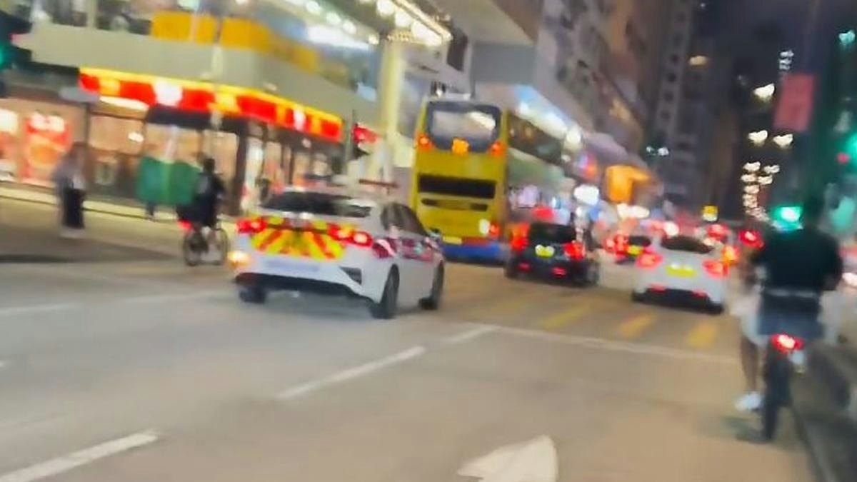 油麻地彌敦道2男駕電動單車 警車「夾中間」 網民批猖狂|有片