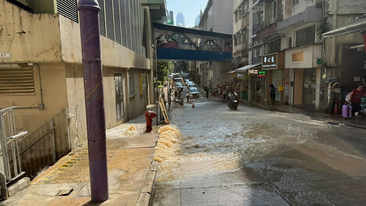 西營盤第二街爆鹹水管 泥水沿路傾瀉擋途人|有片